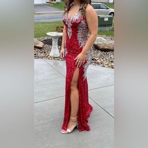 Prom dress size 8. Chain straps adjustable and have the extra to add if needed.